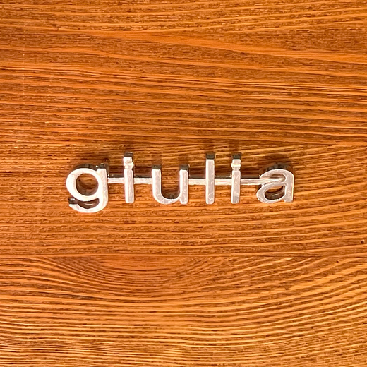 giulia エンブレム